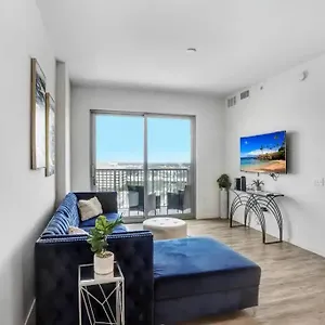 Urban Chic 1br Downtown Pool & Balcony Views Tampa