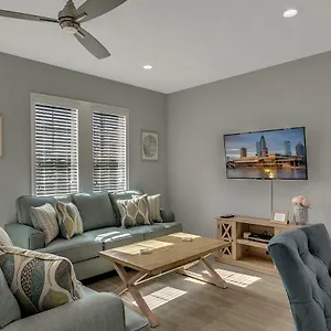 New 3/2 Duplex Minutes From Heart Of -unit B Tampa